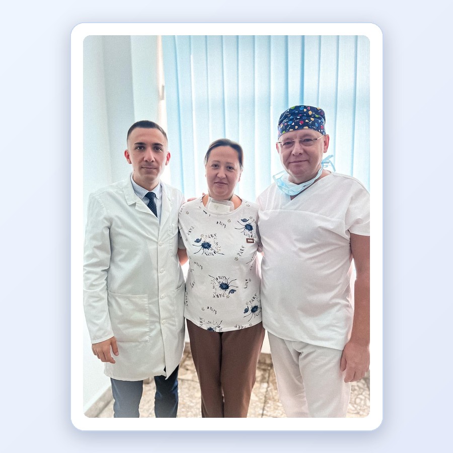 Фото лікаря з пацієнтами після лікування